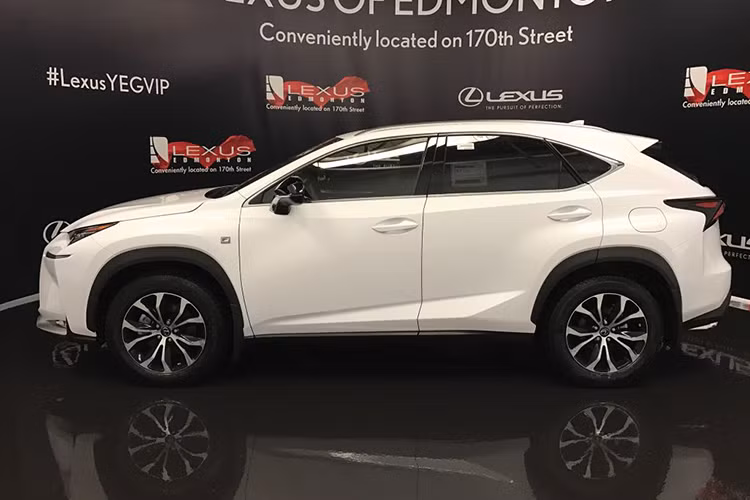 Lexus NX200t được trang bị động cơ xăng 4 xy-lanh, tăng áp, dung tích 2.0 tiêu thụ nhiên liệu trung bình ở mức 9,8 lít/100 km. Con số tương ứng của Lexus NX300h là 8,11 lít/100 km. Nhờ đó, Lexus NX300h trở thành một trong những mẫu SUV tiết kiệm xăng nhất mà Consumer Reports từng thử nghiệm.