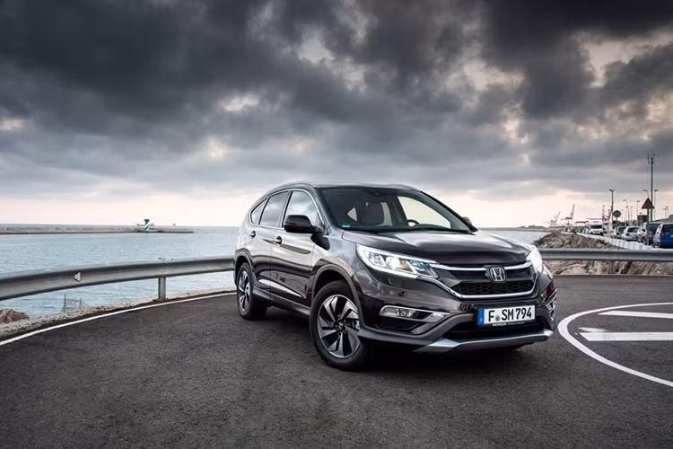 Honda CR-V mới đem lại nhiều tính năng mới, không gian nội thất rộng rãi và động cơ tăng áp cho khách hàng. Bản tiêu chuẩn của Honda CR-V 2017 sử dụng động cơ xăng 4 xy-lanh, dung tích 2,4 lít với công suất tối đa 184 mã lực. Trong khi đó, bản cao cấp hơn được trang bị động cơ 4 xy-lanh tăng áp, dung tích 1,5 lít có công suất tối đa 190 mã lực. 