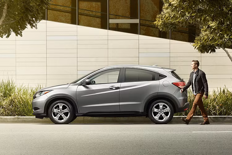 Sử dụng chung khung gầm với Jazz/Fit, mẫu xe Honda HR-V có hàng ghế sau linh hoạt và chở được nhiều đồ vì dễ dàng gập xuống sàn. Nhỏ và rẻ hơn người anh em CR-V, Honda HR-V đi kèm nội thất khá ồn cùng cảm giác lái cứng nhắc. Tuy nhiên, khả năng xử lý của Honda HR-V lại nhanh nhạy và an toàn.