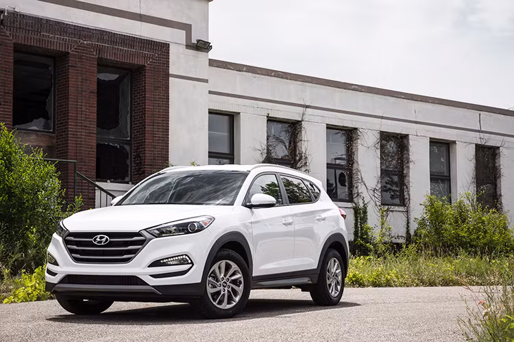 Hyundai Tucson được biết như một trong những mẫu SUV cỡ nhỏ tốt trên thị trường dù không phải tùy chọn động cơ nào cũng lý tưởng. Ví dụ như động cơ xăng 4 xy-lanh, dung tích 2.0 lít với công suất tối đa 164 mã lực, kết hợp với hộp số tự động 6 cấp, dành cho bản tiêu chuẩn. Động cơ này khá chậm chạp và khiến người lái có cảm giác mệt.