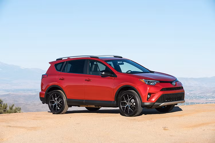 Từ nhiều năm nay, Toyota RAV4 vẫn luôn ở trong danh sách những chiếc SUV cỡ nhỏ hàng đầu thị trường. Phiên bản hiện tại của Toyota RAV4 có nội thất yên tĩnh hơn, cảm giác lái mượt hơn và đi kèm nhiều tính năng an toàn tiên tiến. Ngoài ra, Toyota RAV4 còn có phiên bản hybrid tiết kiệm xăng hiệu quả.