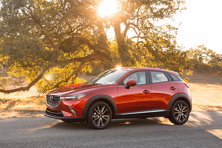 Mẫu xe SUV nhỏ và rẻ nhất của Mazda trong mang đến cảm giác lái linh hoạt và thú vị cùng khả năng tiết kiệm xăng ấn tượng. Động cơ của Mazda CX-3 là máy xăng 4 xy-lanh, dung tích 2.0 lít với công suất tối đa 146 mã lực. Sức mạnh được truyền tới 1 hoặc 2 cầu thông qua hộp số tự động 6 cấp. Đây là hệ dẫn động chạy khá mượt nhưng không mạnh mẽ. Bù lại, Mazda CX-3 chỉ tiêu thụ lượng xăng trung bình 8,4 lít/100 km.