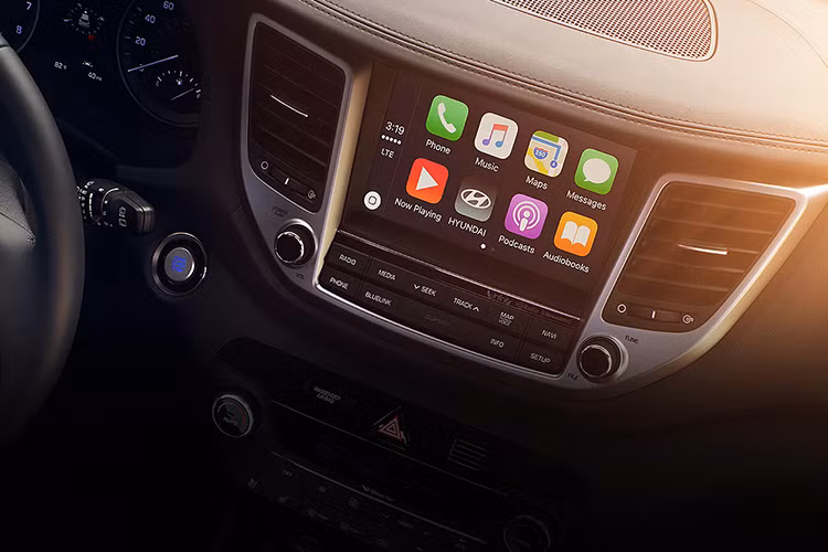 Trong khi đó, bản cao cấp hơn của Hyundai Tucson dùng động cơ xăng 4 xy-lanh, tăng áp, dung tích 1,6 lít và hộp số tự động 7 cấp. Động cơ này tiêu thụ lượng xăng trung bình 9,05 lít/100 km khá tốt nhưng lại bị giật ở tốc độ thấp, nhất là lúc người lái xoay xở để đỗ.