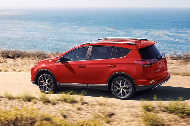 Trong thử nghiệm của mới đây của tạp chí Consumer Reports, mẫu xe Toyota RAV4 bản dẫn động 4 bánh toàn thời gian, dùng động cơ xăng 4 xy-lanh, dung tích 2,5 lít và hộp số tự động 6 cấp tiêu thụ lượng xăng trung bình 9,8 lít/100 km. Con số tương ứng của Toyota RAV4 Hybrid chỉ dừng ở mức 7,6 lít/100 km.