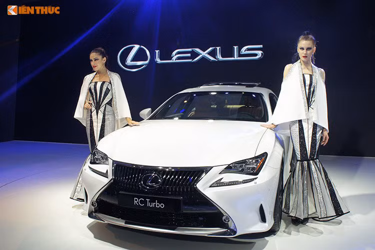 Các mẫu xe tại triển lãm VMS 2016 đã và đang làm “nóng” thị trường ôtô, đi kèm với những công nghệ hiện đại, tiết kiệm, an toàn và thân thiện với môi trường. Cùng với hơn 100 show trình diễn hiện đại, thu hút từ các nhãn hàng, sự kiện đã đón 146.000 lượt khách tham quan.