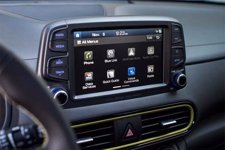 Tuy nhiên, những công nghệ được Hyundai tích hợp cho Kona mới là điểm khiến chiếc xe thu hút các khách hàng trẻ tuổi. Nằm phía trên bảng táp-lô là hệ thống thông tin giải trí thế hệ mới với màn hình cảm ứng 5, 7 hoặc 8 inch tùy phiên bản cùng đầy đủ các chức năng như kết nối smartphone, radio HD, camera lùi, bộ phát 4G...