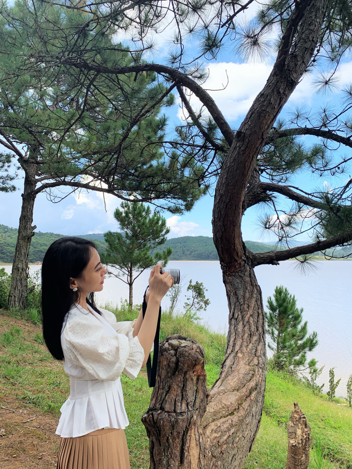 Là phụ nữ thông minh, đừng bao giờ tin vào cái gì trừ số dư của tài khoản tên mình. Và nếu muốn tin vào điều đó, thì bạn phải tự làm việc hết sức mình cho con số thật dài ra. Vậy thì thời gian đâu mà quan tâm đến việc ai đang soi mói, ai đang quan sát, ai đang đánh giá mình?”.