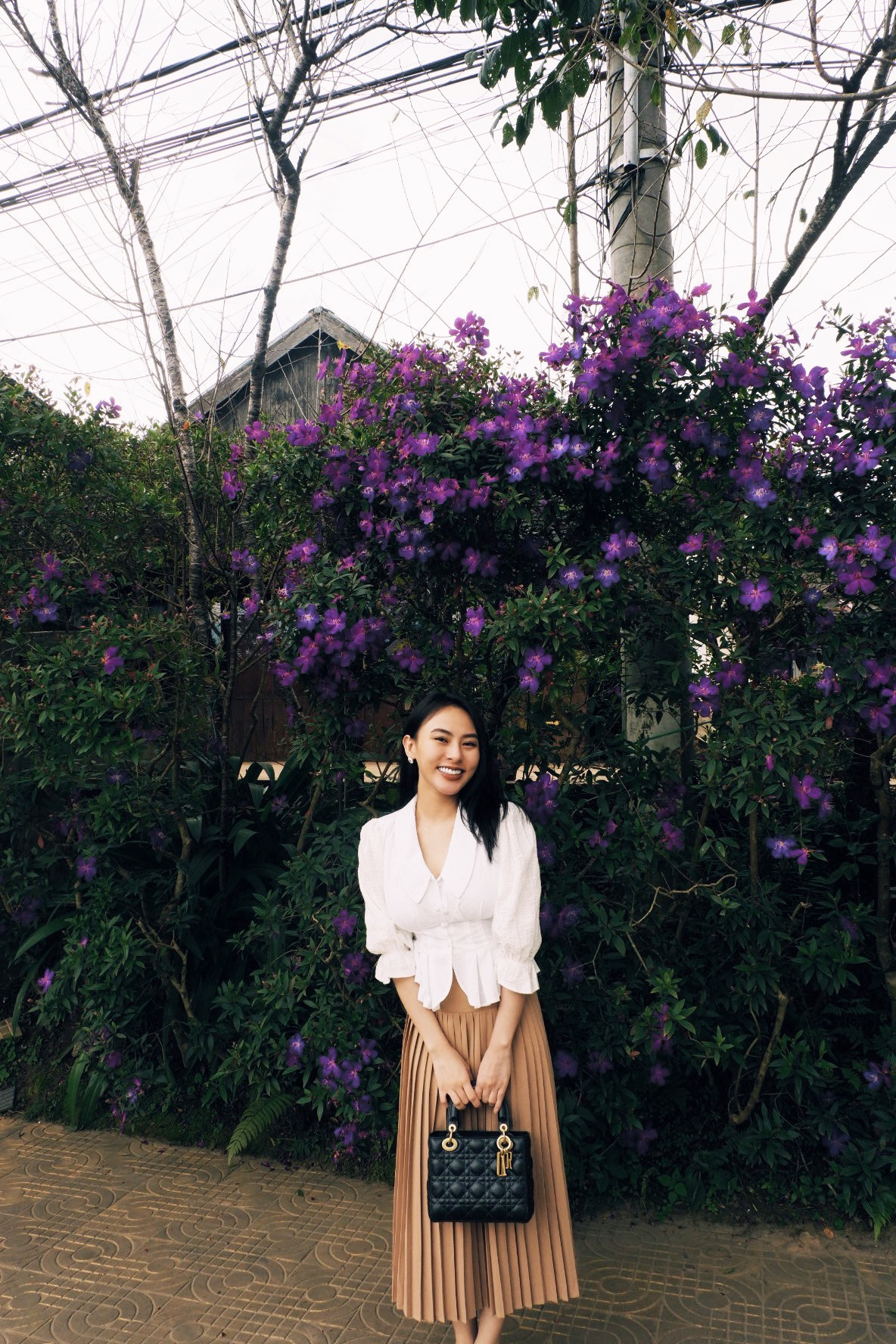 Trước những ý kiến trái chiều, Thu Hoàng thẳng thắn giữ quan điểm. Cô cho biết: “Đây không phải vấn đề thực dụng mà là thực tế. Bạn không thể buồn quá lâu khi ngồi trong chiếc xe Audi A8 hay ngồi vé hạng C trên chuyến bay sang Pháp mua đồ đập hộp. Nhưng nếu bạn vừa đói, vừa buồn, vừa dắt xe dưới mưa vì hết cả tiền đổ xăng thì tin tôi đi, nỗi buồn sẽ nhân thêm 100 lần với đủ cả tự ti, đau khổ, nhục nhã.