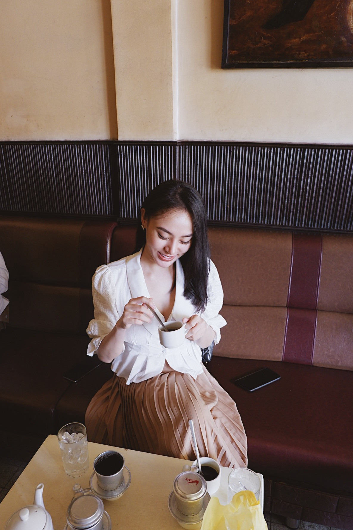 Hoa hậu Thu Hoàng là một trong những doanh nhân trẻ đạt được thành công nhất định trong mảng kinh doanh thẩm mỹ. Khởi nghiệp từ cách đây 8 năm, cô là người đầu tiên đem phương pháp làm đẹp không dao kéo về Việt Nam. Thu Hoàng đăng quang Hoa hậu Áo dài 2019 tại Đài Loan.