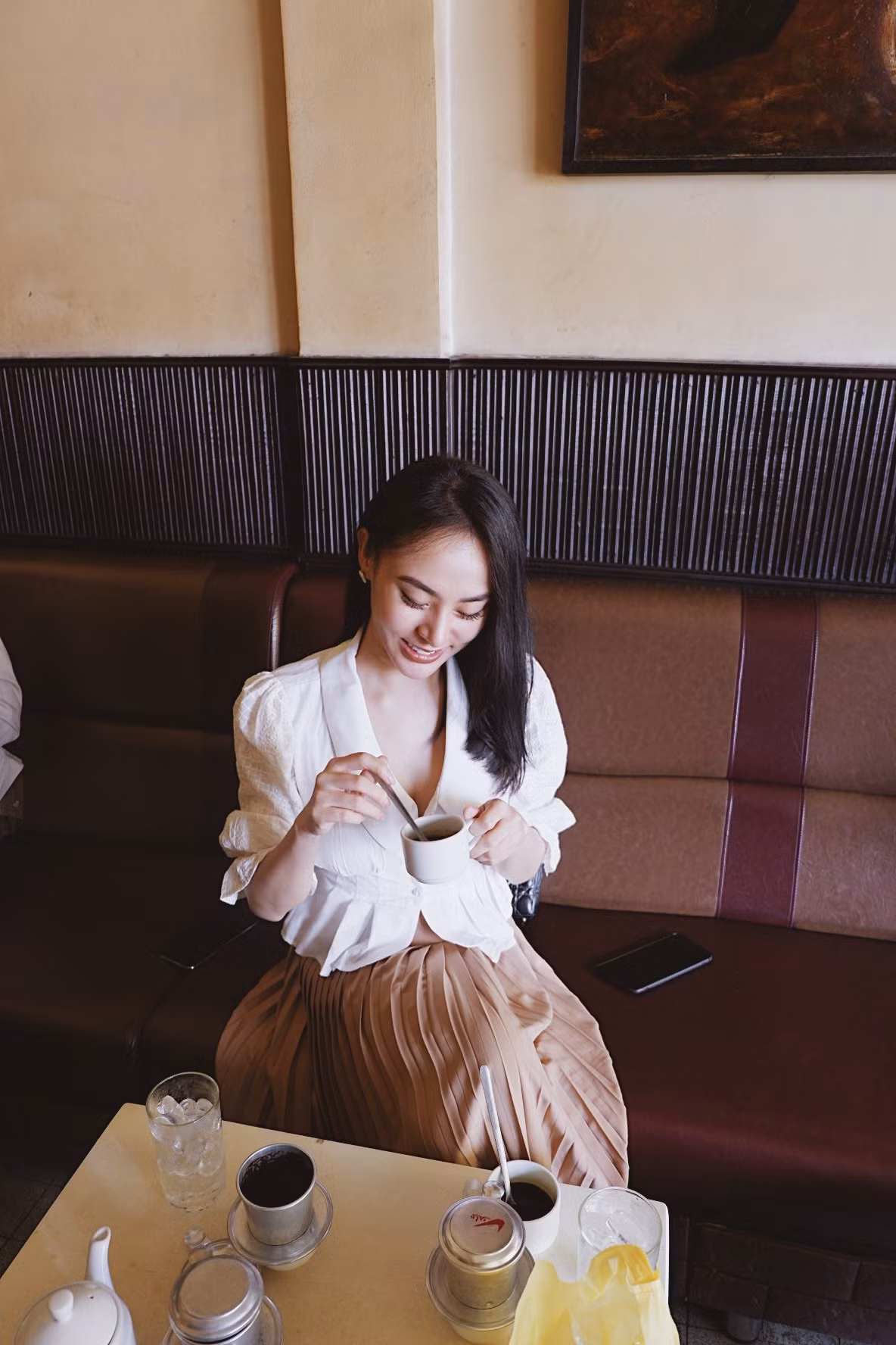 Hoa hậu Thu Hoàng là một trong những doanh nhân trẻ đạt được thành công nhất định trong mảng kinh doanh thẩm mỹ. Khởi nghiệp từ cách đây 8 năm, cô là người đầu tiên đem phương pháp làm đẹp không dao kéo về Việt Nam. Thu Hoàng đăng quang Hoa hậu Áo dài 2019 tại Đài Loan.