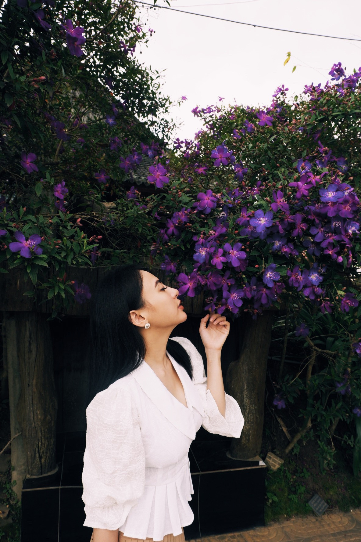 Bên cạnh đó, cũng có một bộ phận độc giả cho rằng Hoa hậu Áo dài quá thực dụng khi đặt nặng tầm quan trọng của đồng tiền.