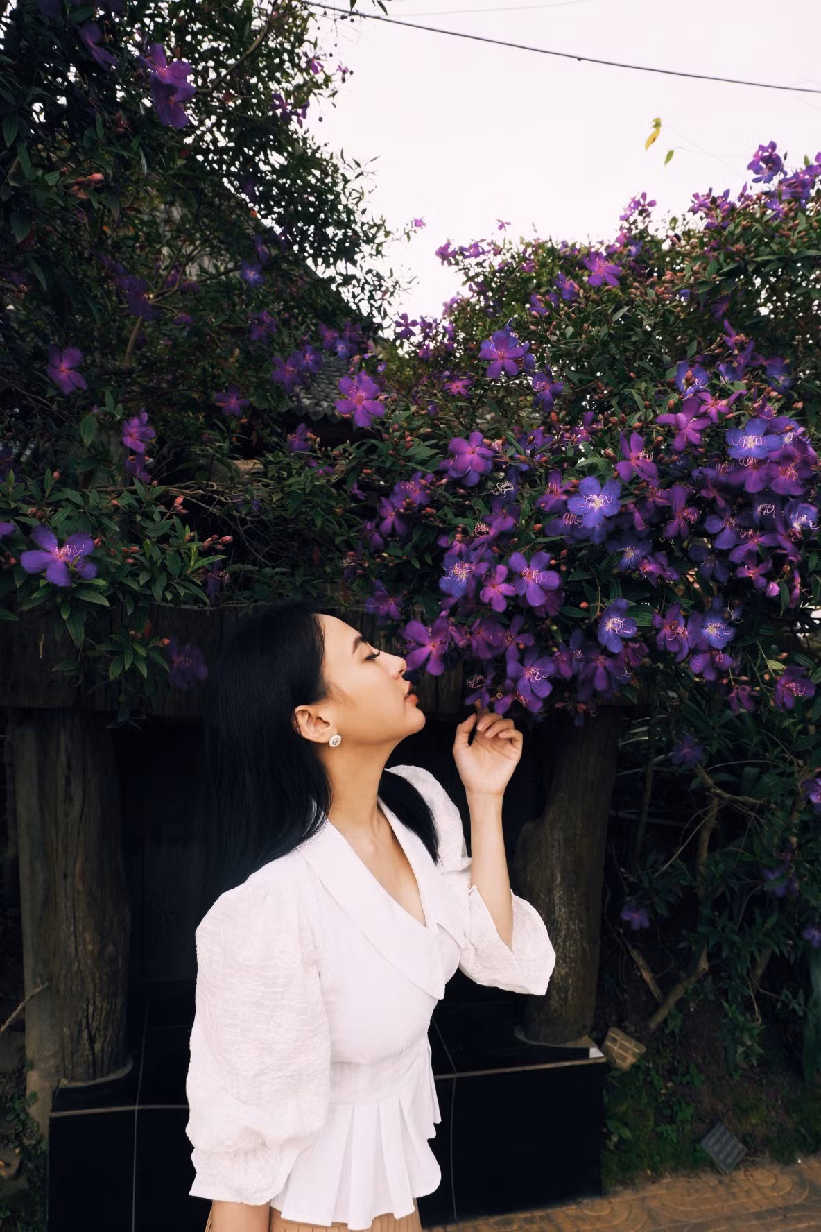 Bên cạnh đó, cũng có một bộ phận độc giả cho rằng Hoa hậu Áo dài quá thực dụng khi đặt nặng tầm quan trọng của đồng tiền.