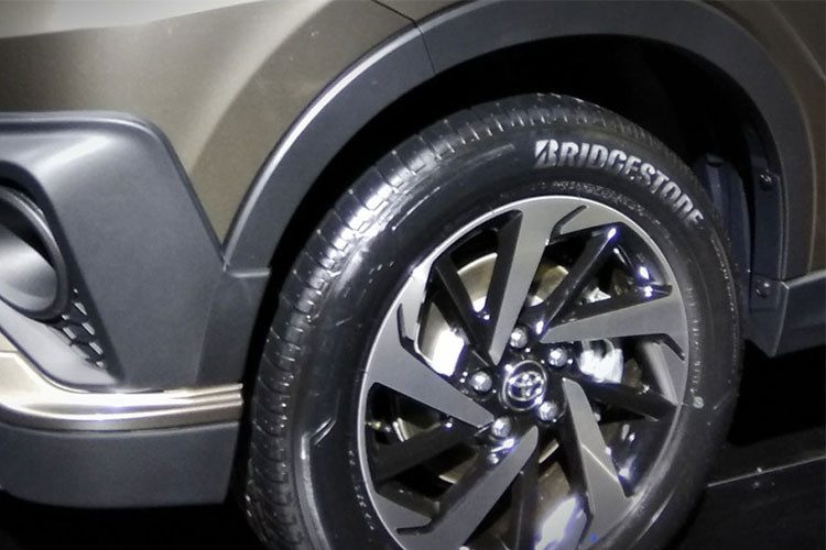 Ngoài ra, nó còn được hãng xe Toyota trang bị gương chiếu hậu gập điện kèm xi-nhan led, bộ vành 16 inch và tùy chọn 17 inch dạng 5 chấu kép hình kim đồng hồ. Điểm mới trên Rush 2018 là hệ thống giảm xóc mới, kiểu thiết kế phù hợp với nhiều điệu kiện mặt đường, thời tiết và tần suất sử dụng.