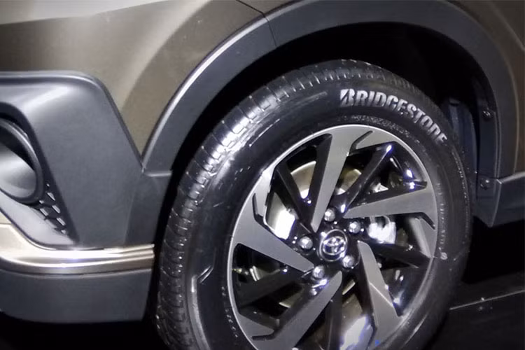 Ngoài ra, nó còn được hãng xe Toyota trang bị gương chiếu hậu gập điện kèm xi-nhan led, bộ vành 16 inch và tùy chọn 17 inch dạng 5 chấu kép hình kim đồng hồ. Điểm mới trên Rush 2018 là hệ thống giảm xóc mới, kiểu thiết kế phù hợp với nhiều điệu kiện mặt đường, thời tiết và tần suất sử dụng.