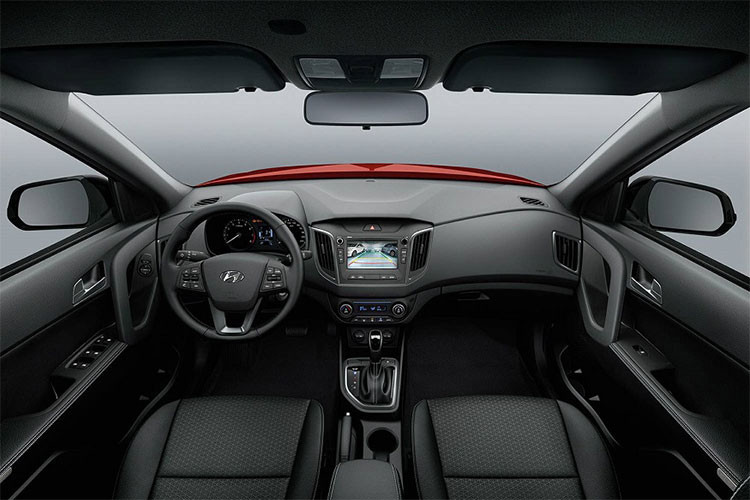 Ở bên trong, Creta Sport 2019 đi kèm với ngưỡng cửa xuất hiện dòng chữ “Sport” độc quyền. Toàn bộ khu vực bảng điều khiển, ghế ngồi trên xe đều được phủ màu sơn đen bóng tông xẹt tông với ngoại thất bên ngoài.