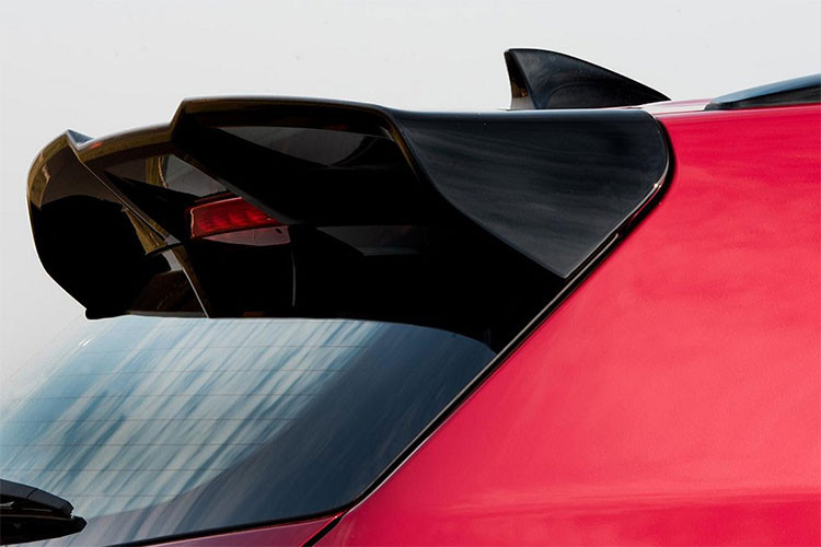 Một số chi tiết khác được làm mới xuất hiện ở phía sau của chiếc xe như; cánh lướt gió gắn trên nóc, gương chiếu hậu, ốp thân xe và khu vực biển đăng ký phủ nước sơn màu đen. Ngoài ra, bộ la-zăng mới của Creta Sport 2019 dạng 5 chấu làm bằng hợp kim sáng, kích thước 17 inch.