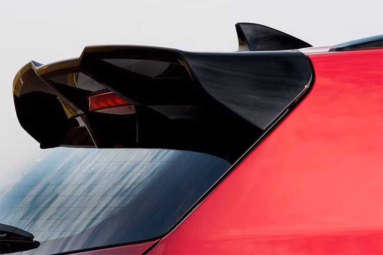 Một số chi tiết khác được làm mới xuất hiện ở phía sau của chiếc xe như; cánh lướt gió gắn trên nóc, gương chiếu hậu, ốp thân xe và khu vực biển đăng ký phủ nước sơn màu đen. Ngoài ra, bộ la-zăng mới của Creta Sport 2019 dạng 5 chấu làm bằng hợp kim sáng, kích thước 17 inch.