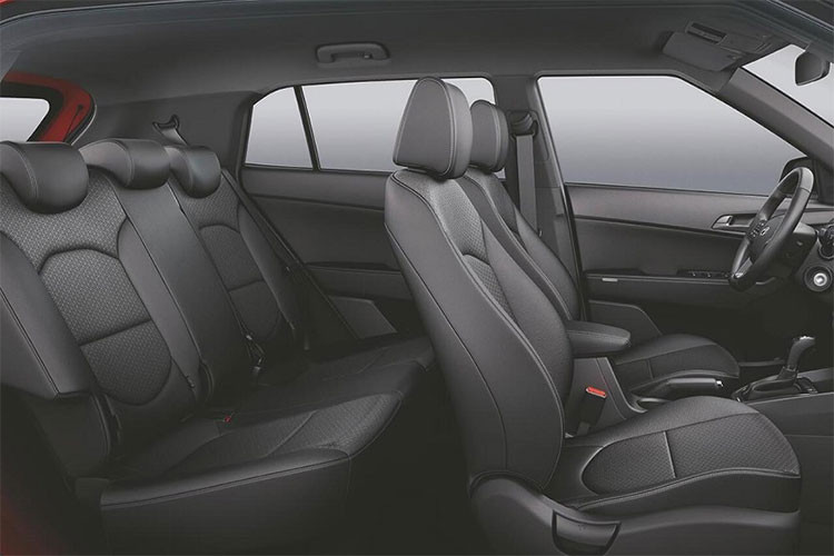 Trên khu vực ca-bin, xe được hãng xe ôtô Hyundai trang bị hệ thống thông tin giải trí blueMedia mới với màn hình kỹ thuật số, tích hợp Android Auto và Apple CarPlay, cùng với đó là điều hướng ngoại tuyến (blueNav) độc quyền.