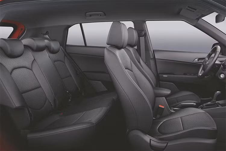 Trên khu vực ca-bin, xe được hãng xe ôtô Hyundai trang bị hệ thống thông tin giải trí blueMedia mới với màn hình kỹ thuật số, tích hợp Android Auto và Apple CarPlay, cùng với đó là điều hướng ngoại tuyến (blueNav) độc quyền.