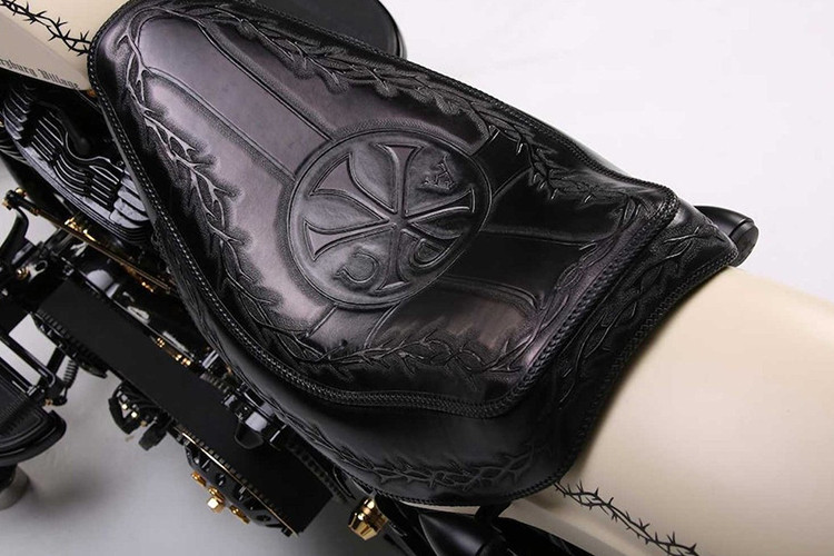 Bên cạnh tượng Chúa ở đầu xe, chiếc Harley-Davidson White Unique còn có các họa tiết trang trí mang tính tôn giáo như ở yên xe có biểu tượng Chi-Ro; bình xăng và chắn bùn sau có họa tiết mão gai chạy dọc.