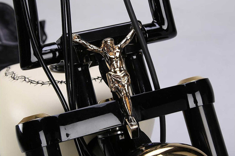 Chiếc Harley-Davidson White Unique này được đưa đến cho Giáo hoàng tại quảng trường Thánh Peter vào ngày 7/7/2019. Thánh giá chúa Jesus cũng được thiết kế mạ vàng ở trước đầu xe.