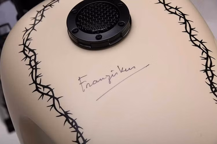 Chữ ký của Giáo hoàng Francis trên bình xăng xe.