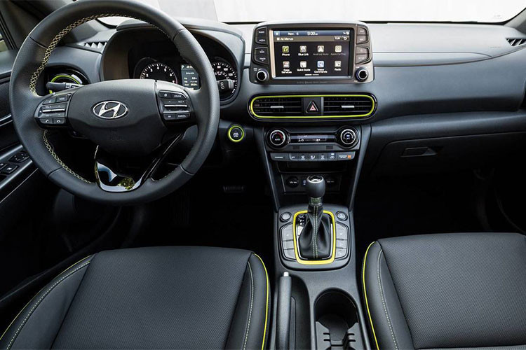 Xe giá rẻ Hyundai Kona giá 29.775 USD, khá vừa túi tiền của đa số người dùng hiện nay. Những chi tiết viền vàng nổi bật càng làm tôn thêm nội thất màu đen của xe. Wards Auto cũng đánh giá cao màn hình hiển thị kính lái của của mẫu xe mang thương hiệu Hàn Quốc này.