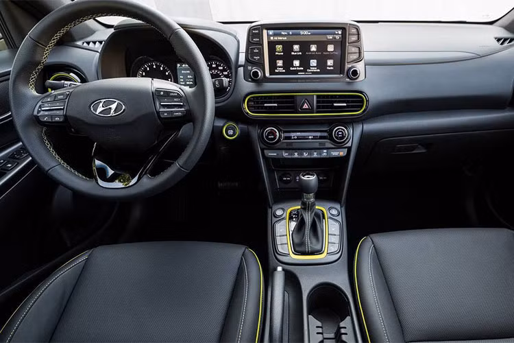 Xe giá rẻ Hyundai Kona giá 29.775 USD, khá vừa túi tiền của đa số người dùng hiện nay. Những chi tiết viền vàng nổi bật càng làm tôn thêm nội thất màu đen của xe. Wards Auto cũng đánh giá cao màn hình hiển thị kính lái của của mẫu xe mang thương hiệu Hàn Quốc này.