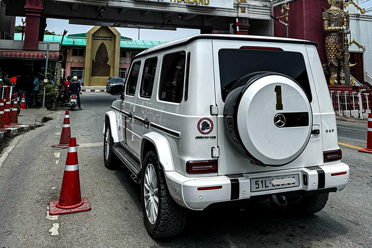 Điểm đặc biệt của chiếc G63 đời 2021 này nằm ở màu sơn trắng toàn bộ, bao gồm cả thân xe, cản trước và mâm xe. Theo chủ nhân, sắc độ màu trắng của chiếc xe này khác biệt hoàn toàn so với các mẫu G63 màu trắng khác tại Việt Nam.