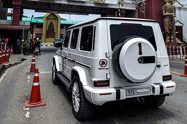 Điểm đặc biệt của chiếc G63 đời 2021 này nằm ở màu sơn trắng toàn bộ, bao gồm cả thân xe, cản trước và mâm xe. Theo chủ nhân, sắc độ màu trắng của chiếc xe này khác biệt hoàn toàn so với các mẫu G63 màu trắng khác tại Việt Nam.