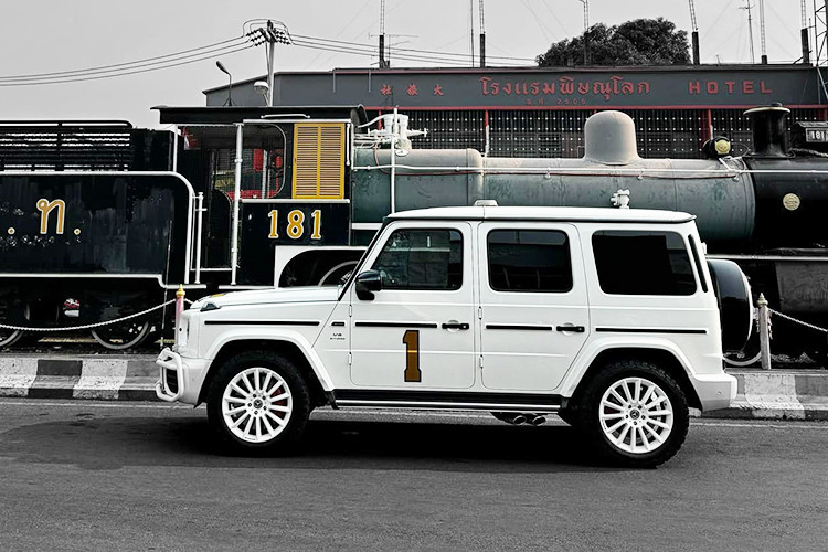 Theo anh Phong cho biết, màu sắc của chiếc xe SUV hạng sang Mercedes-AMG G63 này có sắc độ khác biệt so với những chiếc G63 màu trắng khác đang có mặt trong nước, thậm chí có thể là độc nhất tại Việt Nam.