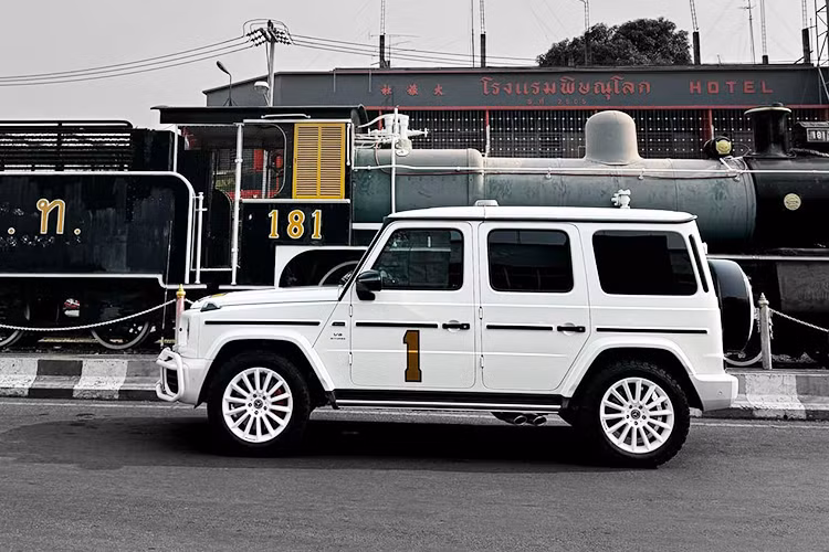 Theo anh Phong cho biết, màu sắc của chiếc xe SUV hạng sang Mercedes-AMG G63 này có sắc độ khác biệt so với những chiếc G63 màu trắng khác đang có mặt trong nước, thậm chí có thể là độc nhất tại Việt Nam.