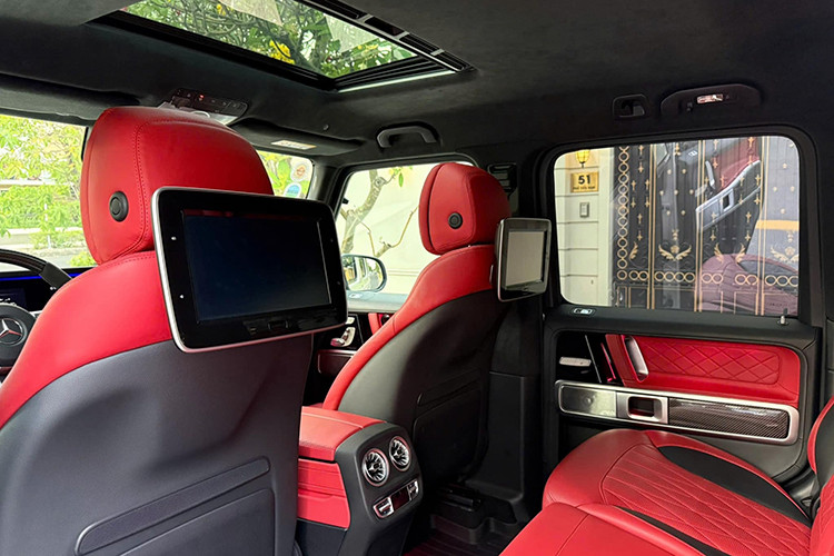 So với nhiều chiếc G63 cũ khác trên thị trường, khoang nội thất của xe vẫn được giữ gìn tốt, ghế da căng và không có dấu hiệu xuống cấp đáng kể dù là xe xuất xưởng từ 2021 và đã lăn bánh hơn 30.000km..