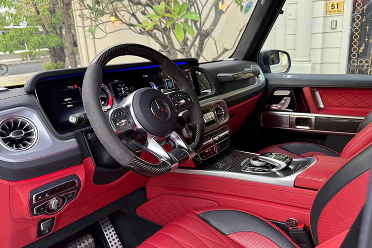 Bên trong, nội thất của xe có tông màu đỏ/đen thể thao, đi kèm nhiều trang bị cao cấp như màn hình đôi 12,3 inch trên bảng táp-lô, hệ thống đèn viền nội thất 64 màu, dàn âm thanh Burmester, hệ thống sưởi/làm mát ghế trước, màn hình giải trí cho hàng ghế sau.