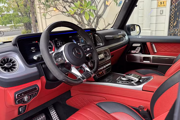 Bên trong, nội thất của xe có tông màu đỏ/đen thể thao, đi kèm nhiều trang bị cao cấp như màn hình đôi 12,3 inch trên bảng táp-lô, hệ thống đèn viền nội thất 64 màu, dàn âm thanh Burmester, hệ thống sưởi/làm mát ghế trước, màn hình giải trí cho hàng ghế sau.