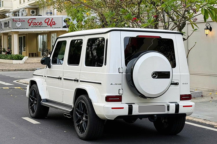 Mercedes-AMG G 63 2021 được trang bị động cơ V8 4.0L tăng áp kép, cung cấp công suất 577 mã lực và mô-men xoắn 850 Nm. Kết hợp với hộp số tự động 9 cấp, xe có thể tăng tốc từ 0-100 km/h trong 4,5 giây và tốc độ tối đa giới hạn ở 210 km/h.