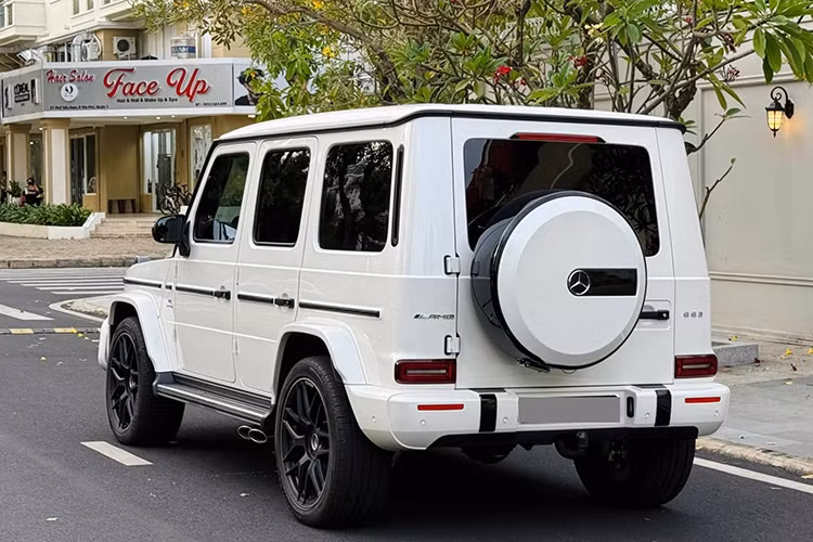 Mercedes-AMG G 63 2021 được trang bị động cơ V8 4.0L tăng áp kép, cung cấp công suất 577 mã lực và mô-men xoắn 850 Nm. Kết hợp với hộp số tự động 9 cấp, xe có thể tăng tốc từ 0-100 km/h trong 4,5 giây và tốc độ tối đa giới hạn ở 210 km/h.