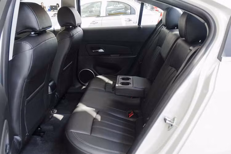 Khả năng vận hành linh hoạt của mẫu xe Spark được tạo ra bởi động cơ xăng dung tích 1.2L, DOHC kết hợp hộp số sàn 5 cấp giúp sản sinh công suất tối đa 80 mã lực, mô-men xoắn cực đại 108 Nm.