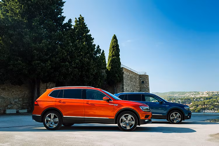 Thân xe với các đường vuốt nhẹ nhàng đầy cá tính, mọt đường kẻ chỉ kim loại sáng bóng cũng xuất hiên bao quanh thân xe. Tiguan Allspace sở hữu bộ mâm đúc hợp kim nhôm 19-inch 5 chấu “Victoria Falls” thiết kế đồng điệu với phần thân xe kéo dài với hốc bánh xe đầy mạnh mẽ.