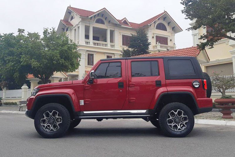 Bên sườn của BAIC BJ40L Plus 2018 xuất hiện bộ vành 6 chấu kép bóng sáng. Thêm vào đó là vỏ gương ngoại thất mạ crôm và viền cửa sổ thứ ba màu đen. Đặc biệt, nóc của BAIC BJ40L Plus 2018 trên đầu người lái và hành khách phía trước có thể tháo rời ra như xe mui trần.