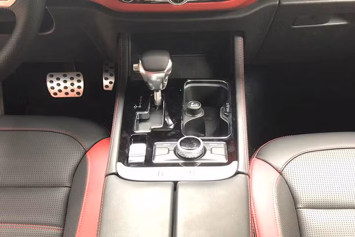 Nguồn cung cấp sức mạnh cho BAIC BJ40L Plus 2018 là 3 loại động cơ khác nhau. Đầu tiên là động cơ diesel 4 xi-lanh, tăng áp, dung tích 2.0 lít, sản sinh công suất tối đa 150 mã lực và mô-men xoắn cực đại 350 Nm. Thứ hai là động cơ xăng 4 xi-lanh, tăng áp, dung tích 2.0 lít với công suất tối đa 204 mã lực và mô-men xoắn cực đại 280 Nm.