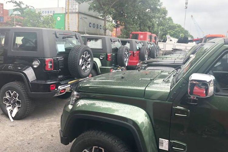 Được mệnh danh là "phiên bản nhái" của mẫu xe địa hình đình đám Jeep Wrangler hay Hummer. BAIC BJ40L mới mang thiết kế khối hộp hầm hố, chiếc SUV Trung Quốc cũng rất tập trung vào khả năng vượt địa hình.