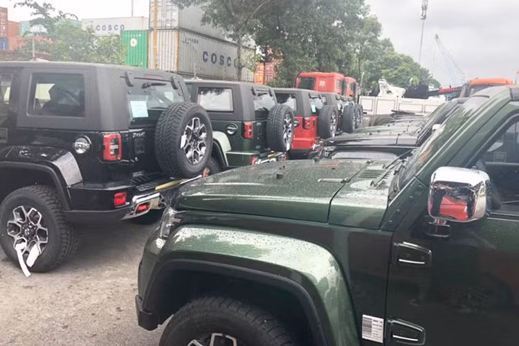 Được mệnh danh là "phiên bản nhái" của mẫu xe địa hình đình đám Jeep Wrangler hay Hummer. BAIC BJ40L mới mang thiết kế khối hộp hầm hố, chiếc SUV Trung Quốc cũng rất tập trung vào khả năng vượt địa hình.