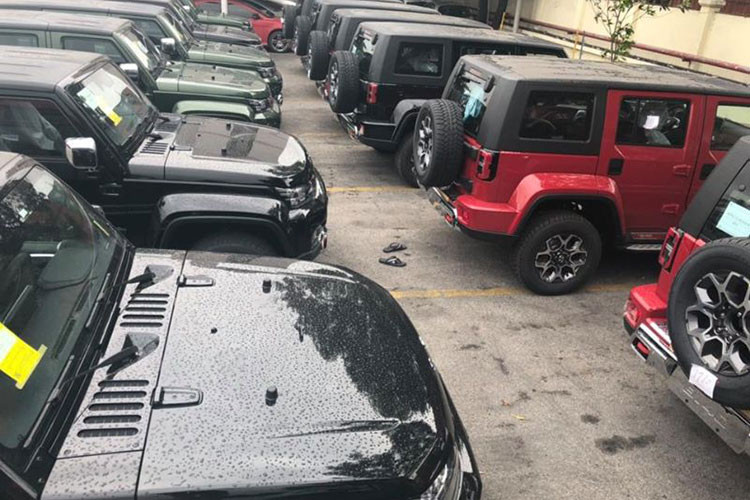 So với BJ40L tiêu chuẩn, BAIC BJ40L Plus có chắn bùn mở rộng khiến mẫu SUV nhái Jeep này trông giống Hummer hơn. Trên đầu BAIC BJ40L Plus 2018 xuất hiện lưới tản nhiệt theo phong cách đặc trưng của Jeep. Ngoài ra, xe còn có cản trước/sau mới được sơn trùng màu thân xe.