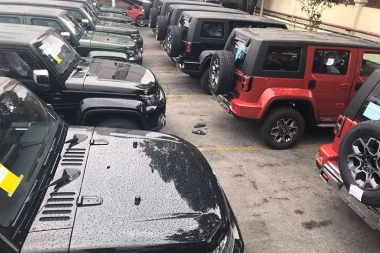 So với BJ40L tiêu chuẩn, BAIC BJ40L Plus có chắn bùn mở rộng khiến mẫu SUV nhái Jeep này trông giống Hummer hơn. Trên đầu BAIC BJ40L Plus 2018 xuất hiện lưới tản nhiệt theo phong cách đặc trưng của Jeep. Ngoài ra, xe còn có cản trước/sau mới được sơn trùng màu thân xe.