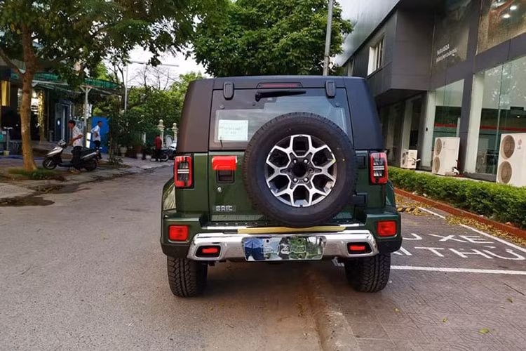 Cuối cùng là động cơ xăng 4 xi-lanh, tăng áp, dung tích 2,3 lít với công suất tối đa 250 mã lực và mô-men xoắn cực đại 350 Nm. Các động cơ này kết hợp với hộp số sàn 5 cấp, 6 cấp và tự động 6 cấp. Mặc dù đã xuất hiện tại Việt Nam khá lâu, nhưng nhà phân phối vẫn chưa công bố chi tiết cấu hình của mẫu xe này đến người tiêu dùng.