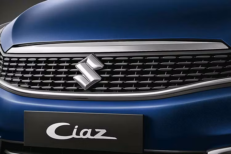 Lưới tản nhiệt mượt mà và rộng hơn, thanh crôm nằm sát nắp capô, hốc gió lộn ngược hay cản trước cải tiến với chi tiết mạ crôm hình chữ C là những điểm nhấn trong thiết kế đầu xe của Suzuki Ciaz 2019 mới. Ngoài ra, Suzuki Ciaz 2019 còn được trang bị đèn sương mù LED mới.