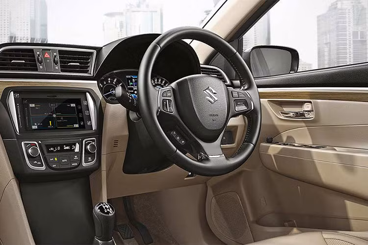 Bên trong Suzuki Ciaz 2019 xuất hiện những chi tiết ốp gỗ Birch màu sáng và độ bóng thấp cùng màn hình màu đa thông tin 4,2 inch trong bảng đồng hồ. 2 tính năng mới khác bên trong Suzuki Ciaz 2019 bao gồm hệ thống kiểm soát hành trình và tựa đầu ghế sau tùy chỉnh.