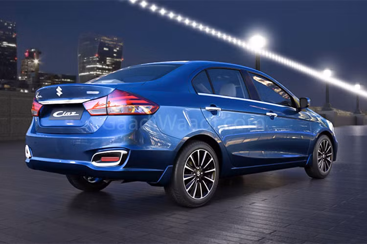 vkhông hề được trang bị hệ thống mild hybrid có tên SHVS của hãng xe Nhật Bản. Thế nhưng, Suzuki Ciaz bản máy dầu số sàn mới vẫn vượt qua lượng nhiên liệu tiêu thụ 25,6 km/lít (3,9 lít/100 km) của đối thủ Honda City 1.5L i-DTEC. Với con số 3,7 lít/100 km, Suzuki Ciaz nghiễm nhiên trở thành mẫu xe tiết kiệm nhiên liệu nhất phân khúc sedan cỡ B tại thị trường Ấn Độ. 