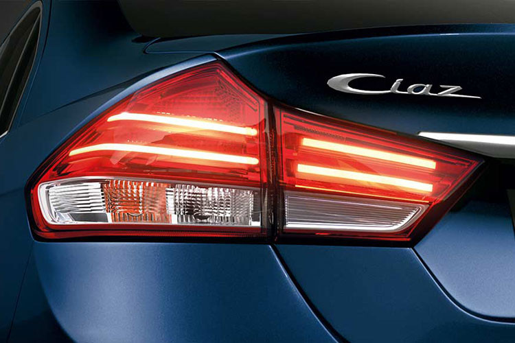 Bên sườn xe được trang bị bộ vành hợp kim góc cạnh hơn với đường kính 15 inch và sơn 2 màu theo đúng xu hướng hiện nay. Trong khi đó, đuôi xe lại có cụm đèn hậu LED cải tiến và mang thiết kế tương tự Suzuki Alivio Pro ở thị trường Trung Quốc. Bên dưới cụm đèn hậu là cản sau với viền mạ crôm quanh đèn phản quang, tạo sự tương đồng với đầu xe.